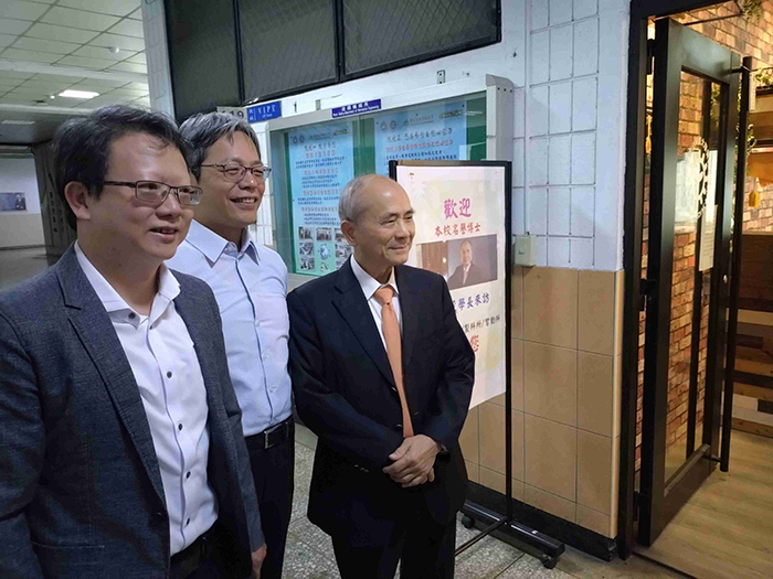 林添茂學長與系主任及所長合影圖片
